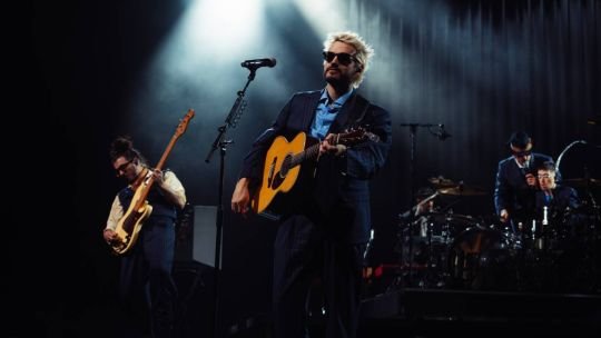 Integrantes de la banda Morat durante un concierto en el Movistar Arena