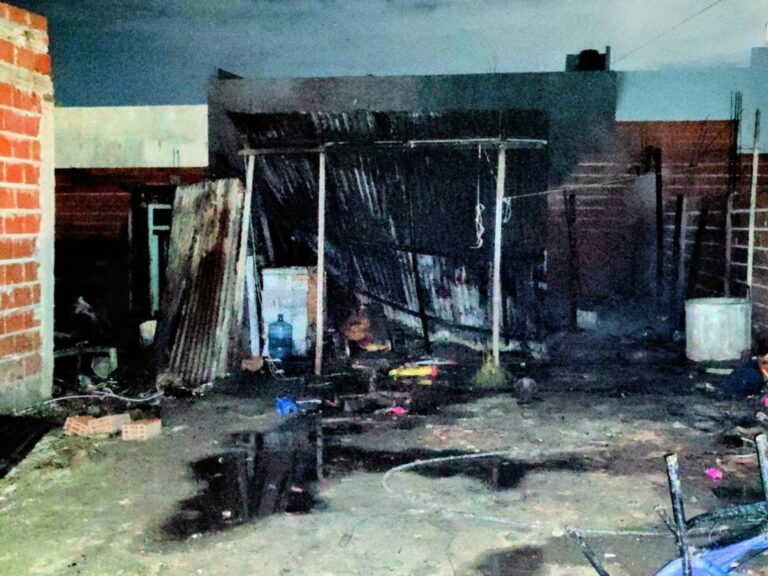 Bomberos trabajan en un incendio en una vivienda precaria en Berisso