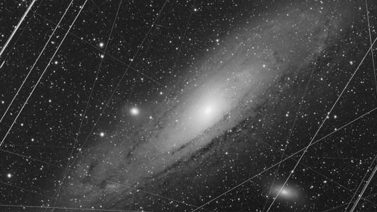 Imagen de la galaxia de Andrómeda capturada por el fotógrafo Kees Scherer, que muestra la comparación antes y después del procesamiento digital