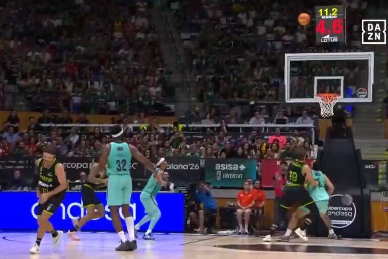 Nicolás Laprovíttola lanzando un triple en la final de la Supercopa de España