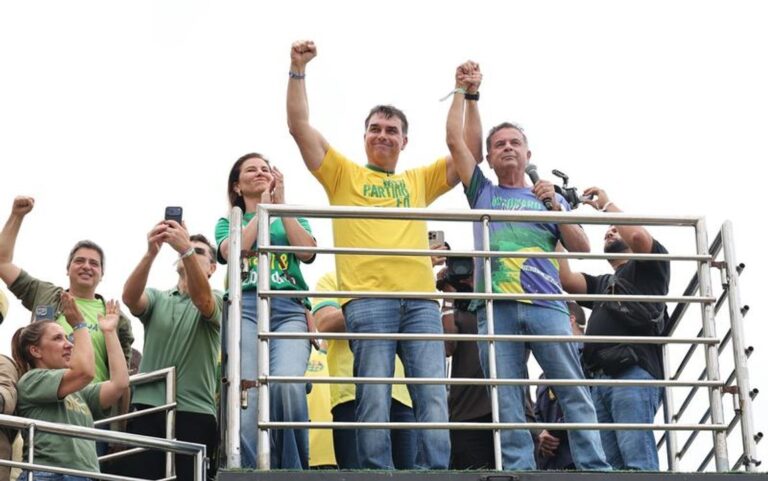 Flávio Bolsonaro y Lula da Silva en fotografía de archivo