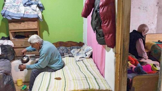 Personas caminando en una calle de Argentina