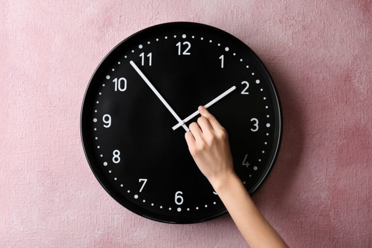 Calendario mostrando el equinoccio de otoño en septiembre y el cambio de hora en noviembre