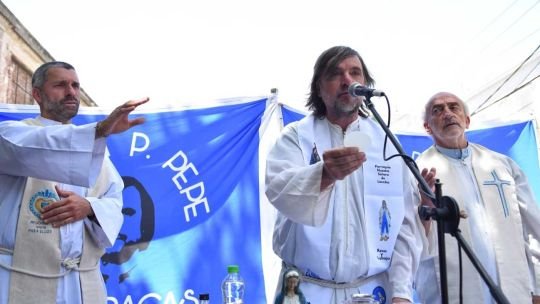 Padre Pepe Di Paola durante una entrevista radial