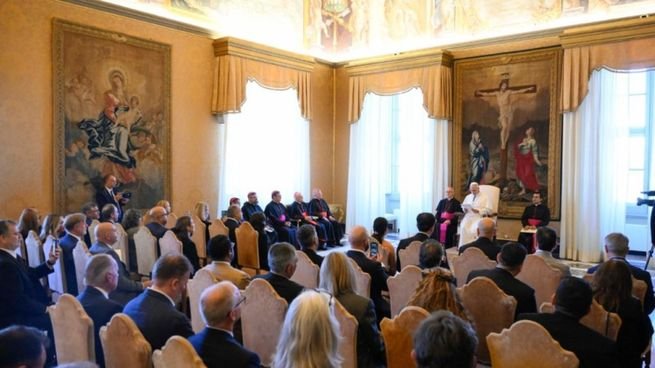 El papa León XIV durante una audiencia en el Vaticano