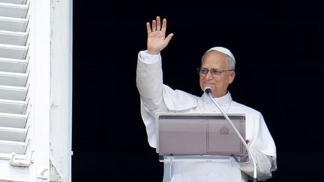 El papa León XIV durante la bendición dominical desde el Vaticano