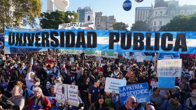 Docentes universitarios durante una protesta en una universidad pública