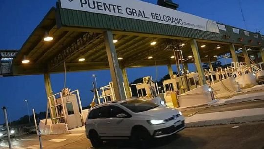 Automóvil pasando por cabina de peaje con dispositivo Telepase