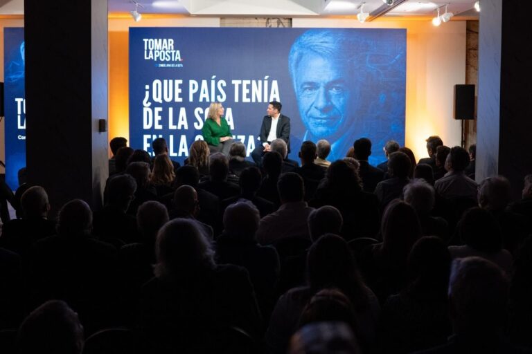 Candelaria de la Sota y Natalia de la Sota en un acto político en Córdoba