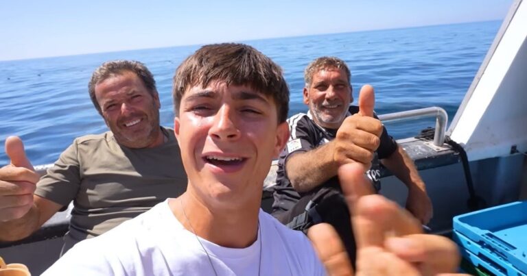 Pescador a bordo de un barco revisando redes