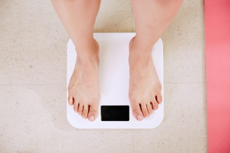 Persona midiéndose la cintura con una cinta métrica