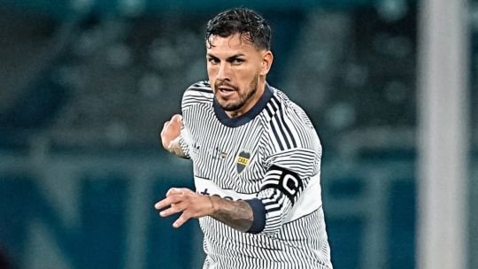 Leandro Paredes con hielo en el muslo izquierdo durante el partido ante Vélez