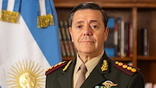 Ministro de Defensa Carlos Presti durante una entrevista radial