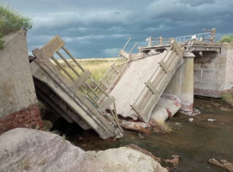Puente destruido sobre Arroyo Venado, en el sudoeste bonaerense, que conectaba Guaminí y Carhué