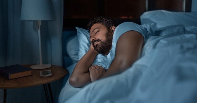 Persona durmiendo en una cama