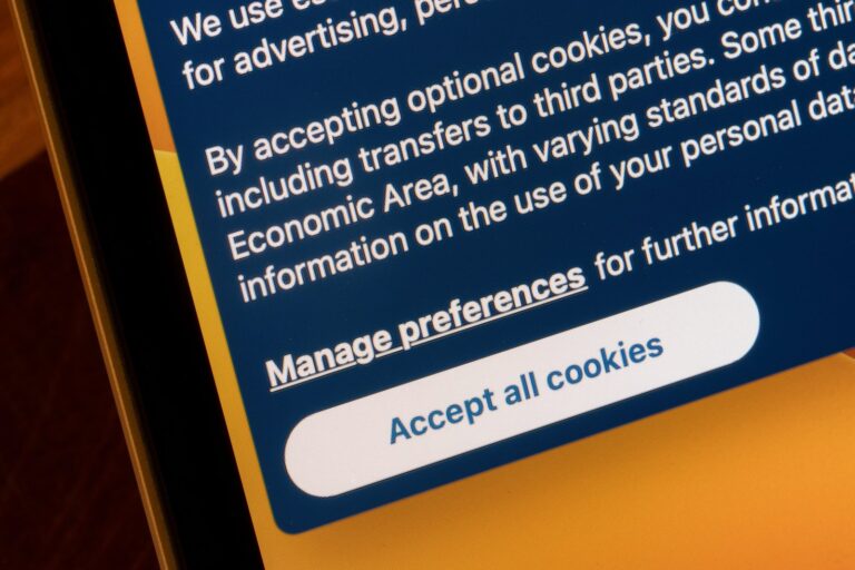 Usuario frente a una computadora con aviso de cookies en pantalla