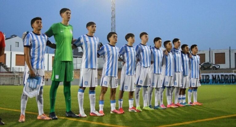 Jugadores de Racing celebran la clasificación a la final del Mundial de Clubes Juvenil