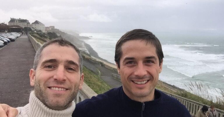 Matías Newton y Federico Aramburú en una cancha de rugby