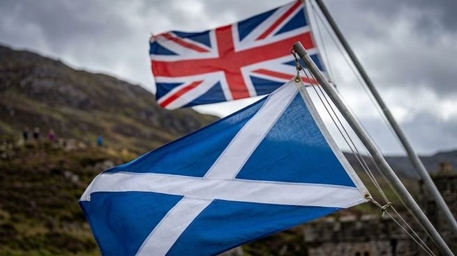 Mapa de Escocia con la bandera del Reino Unido y la bandera de Escocia