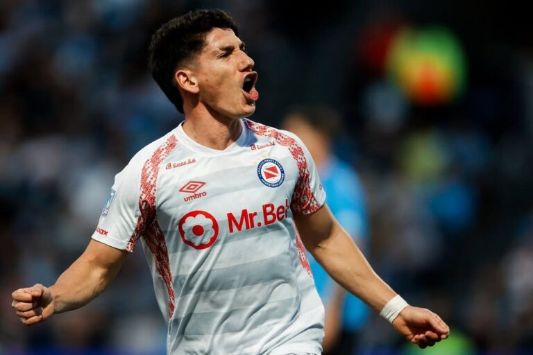 Francisco Álvarez, defensor de Argentinos Juniors, durante un partido