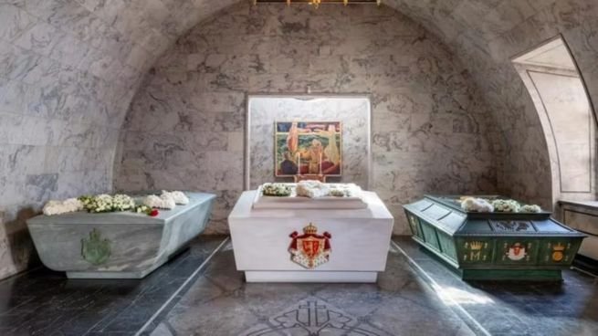 Sarcófago de Harald V en forma de barco hecho de olivino verde