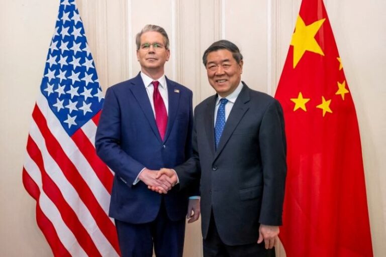 Scott Bessent y He Lifeng en una reunión bilateral previa a la cumbre entre Donald Trump y Xi Jinping
