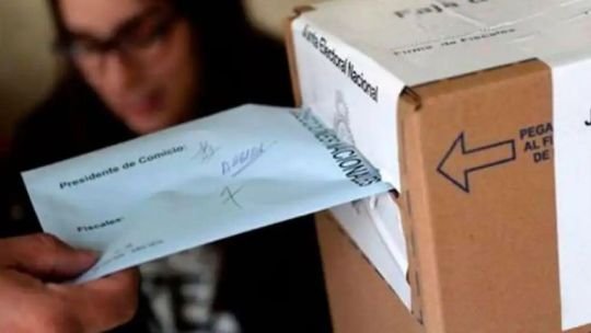 Boletas electorales y urnas en una mesa de votación en Argentina