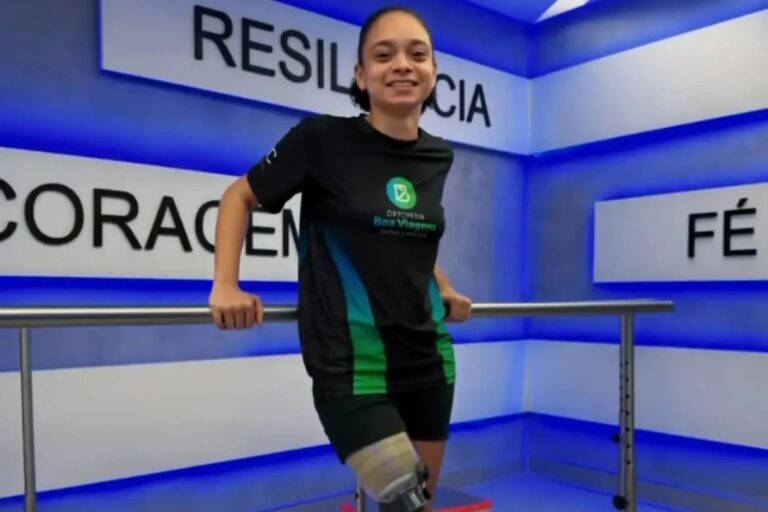 Marcela Vitória dos Santos en el hospital tras el ataque de tiburón