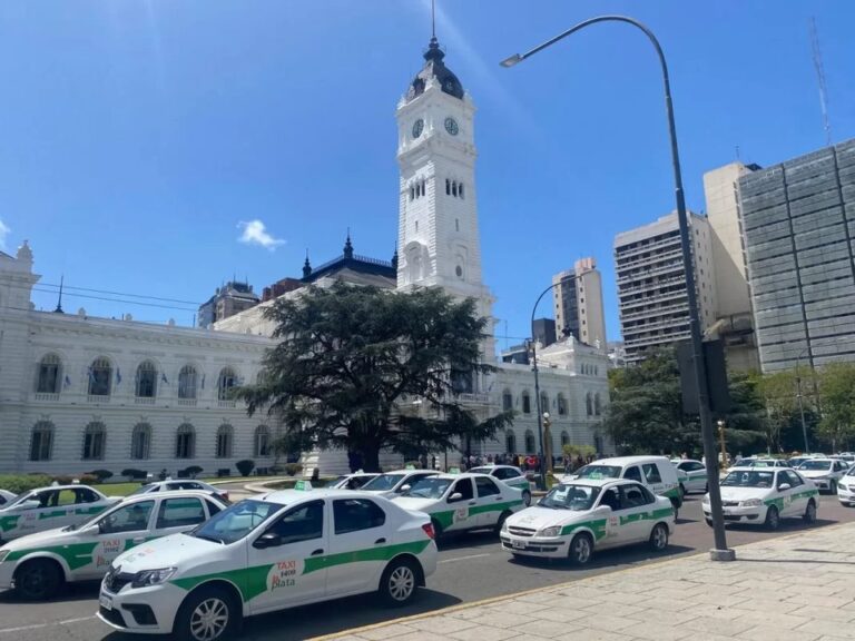 Taxistas y conductores de aplicaciones en La Plata durante una protesta