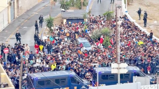 Migrantes en las playas de Ceuta durante el operativo de traslado a carpas temporales en el puerto