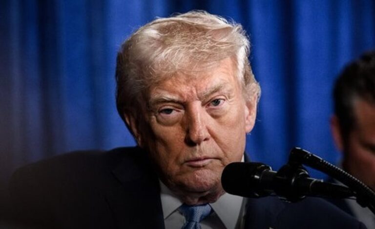 Donald Trump durante una reunión en Dublín con el primer ministro irlandés Micheál Martin