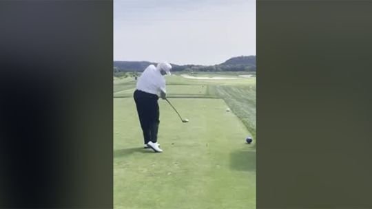 Donald Trump en un campo de golf en Irlanda
