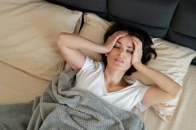 Persona durmiendo en una cama