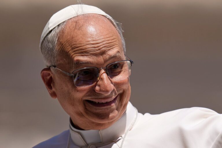 El papa León XIV saluda durante una ceremonia oficial