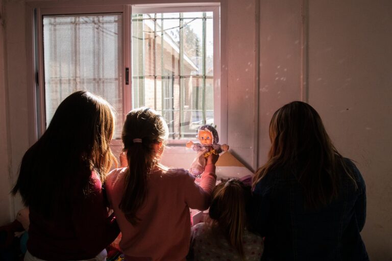 Personas reunidas en una oficina del Registro Único de Aspirantes a Guarda con Fines Adoptivos