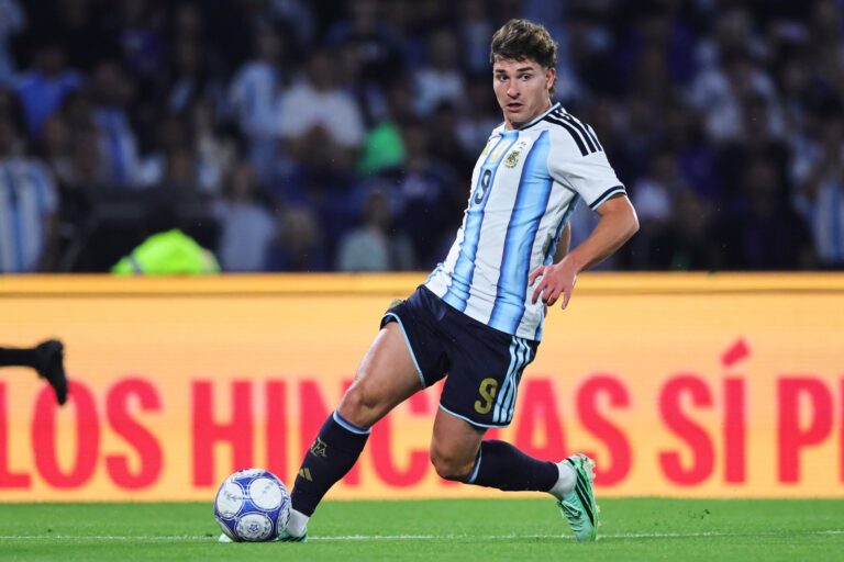 Jugadores de la selección argentina y de Burkina Faso en el estadio Monumental durante un amistoso internacional