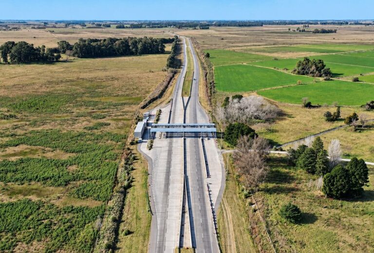 Autopista con sistema de peaje sin barreras y cartel indicando TelePASE obligatorio