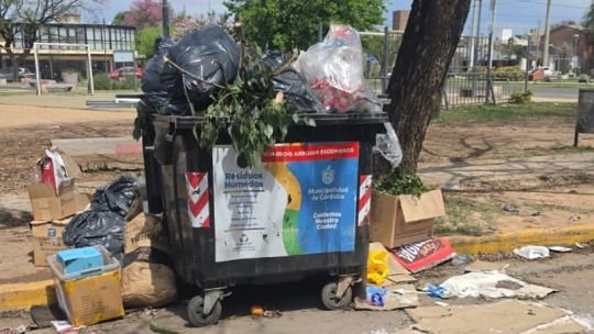 Camión de recolección de residuos en una calle de Córdoba