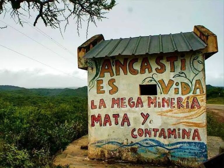 Asamblea socioambiental en Catamarca durante una protesta contra la minería