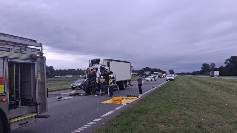 Camiones involucrados en el choque sobre la Ruta 9 a la altura de Baradero