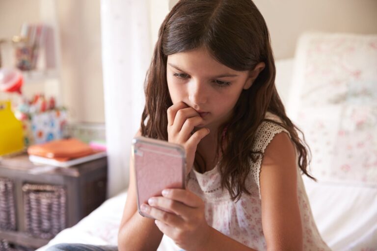 Estudiantes en un aula sin teléfonos celulares
