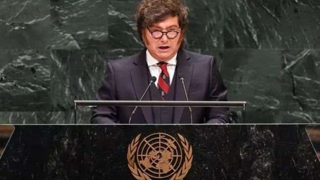 Javier Milei usando una corbata con el rostro de Adam Smith durante su discurso en la Asamblea General de la ONU