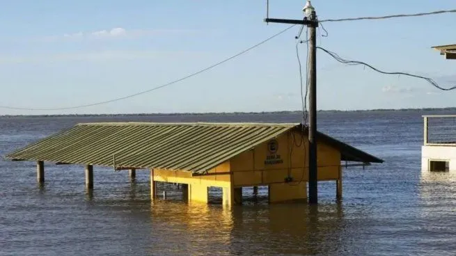 Vista de la costanera de Corrientes con el río Paraná crecido