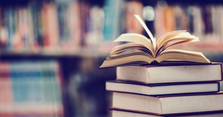 Persona sosteniendo un libro abierto