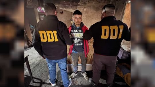 Móvil policial en el operativo de detención de Alejandro Daniel Sofía por el femicidio de Aixa Dana Mili en Tigre