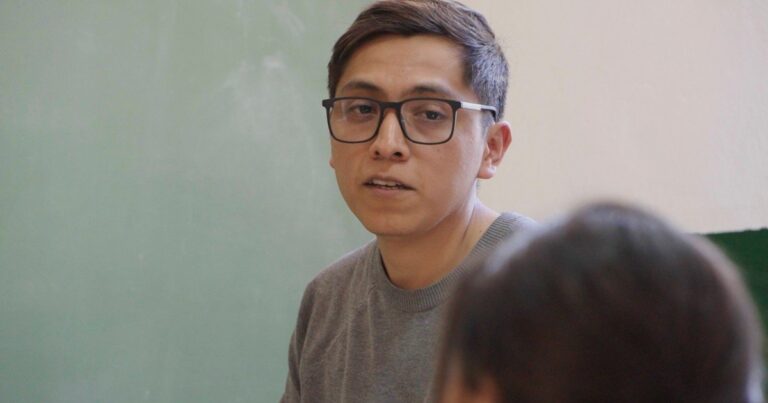 Docente Juan Vega Cruz dando clase virtual a estudiantes rurales de Salta