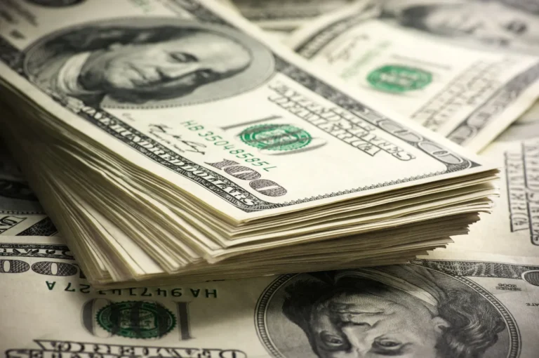 Cotización del dólar en pizarras bancarias