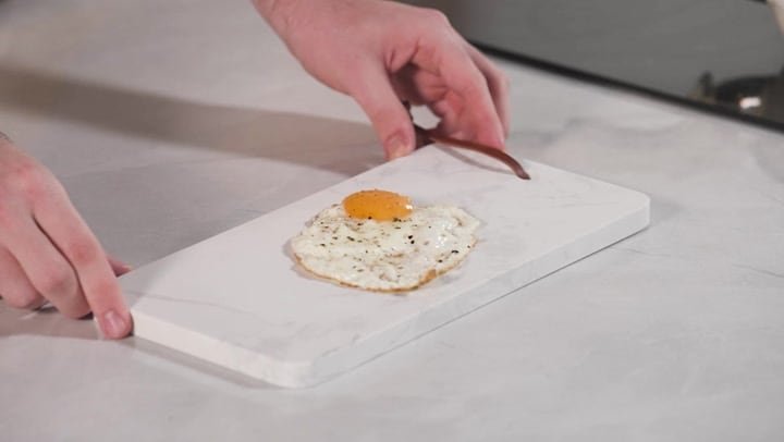 Huevos fritos cocinados al horno en una bandeja