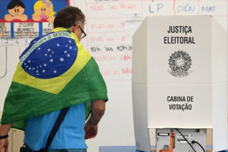 Urna electrónica en un centro de votación de Brasil durante la jornada electoral
