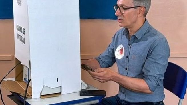 Romeu Zema, gobernador de Minas Gerais y candidato presidencial, votando en Araxá